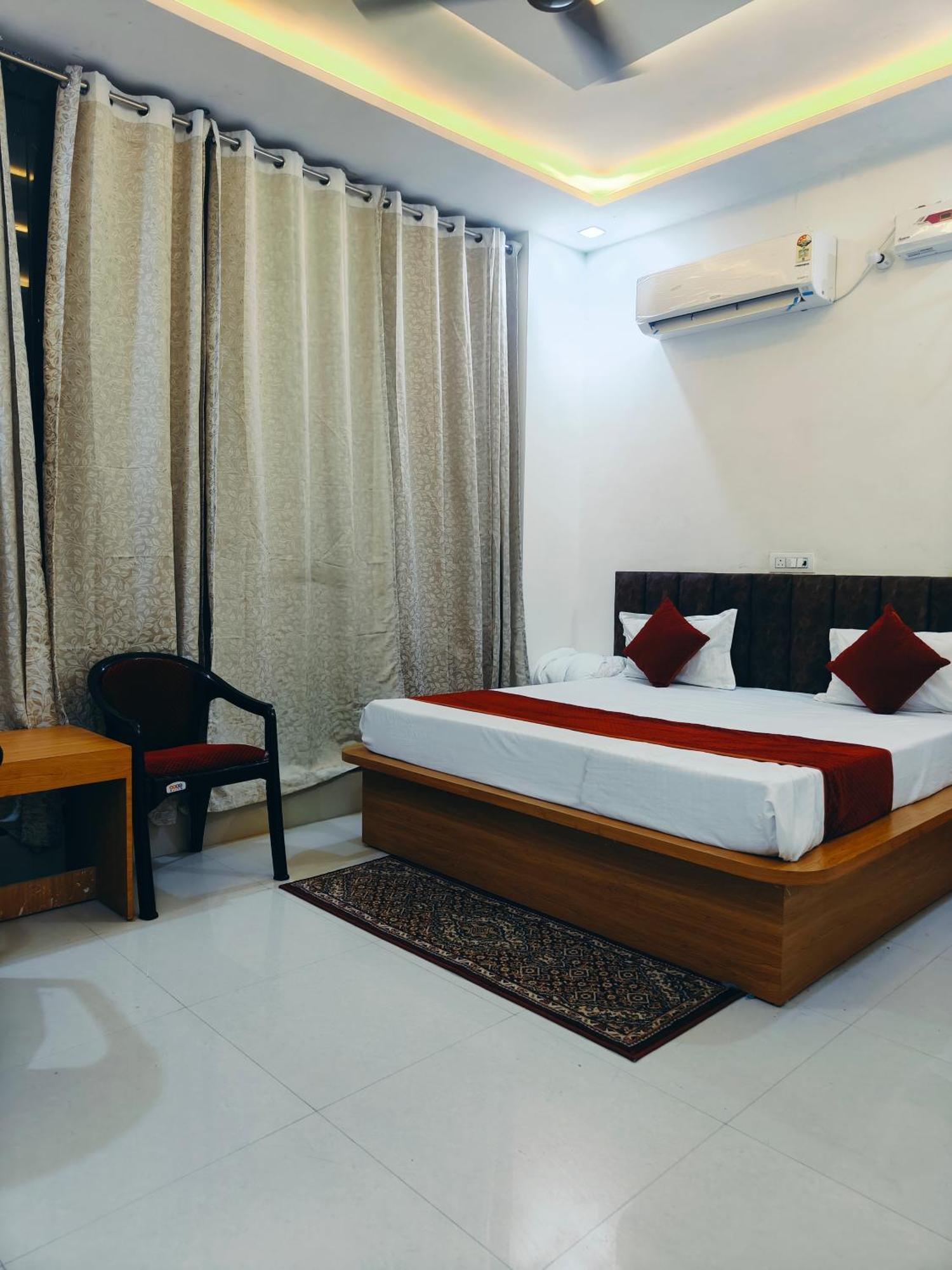 Ganga Palace -near Prem Mandir Hotel 3*