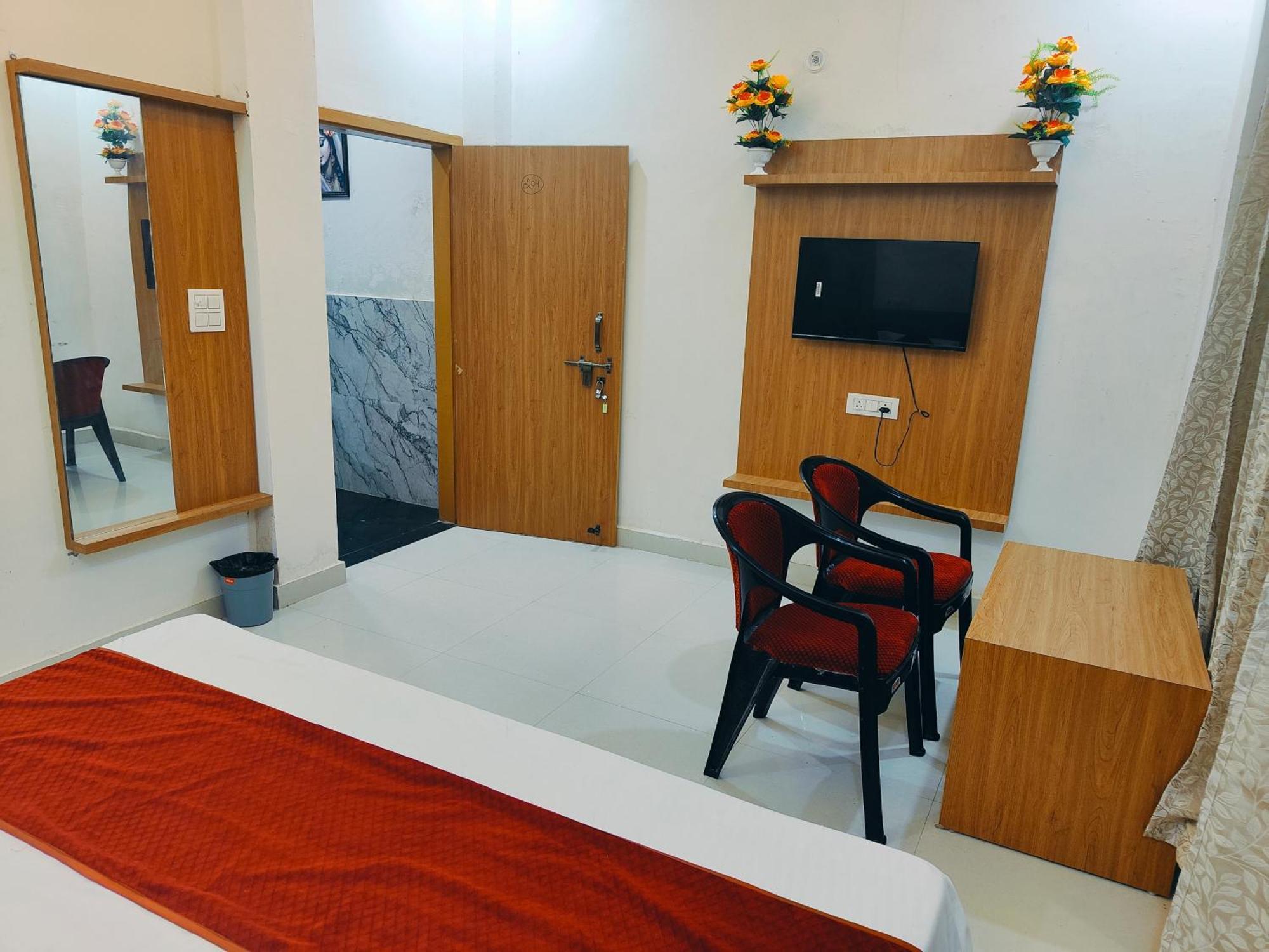 Ganga Palace -near Prem Mandir Hotel 3*