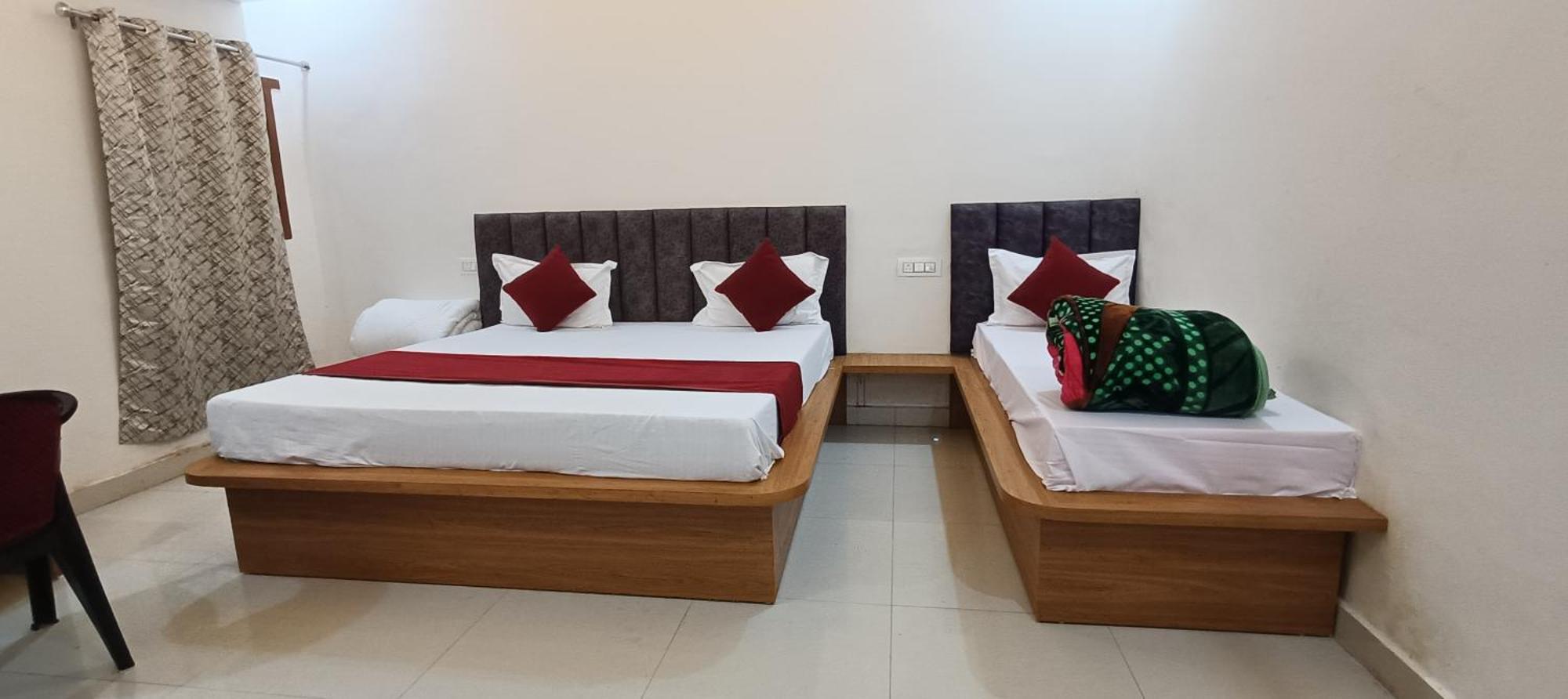 Hotel Ganga Palace -near Prem Mandir 3*