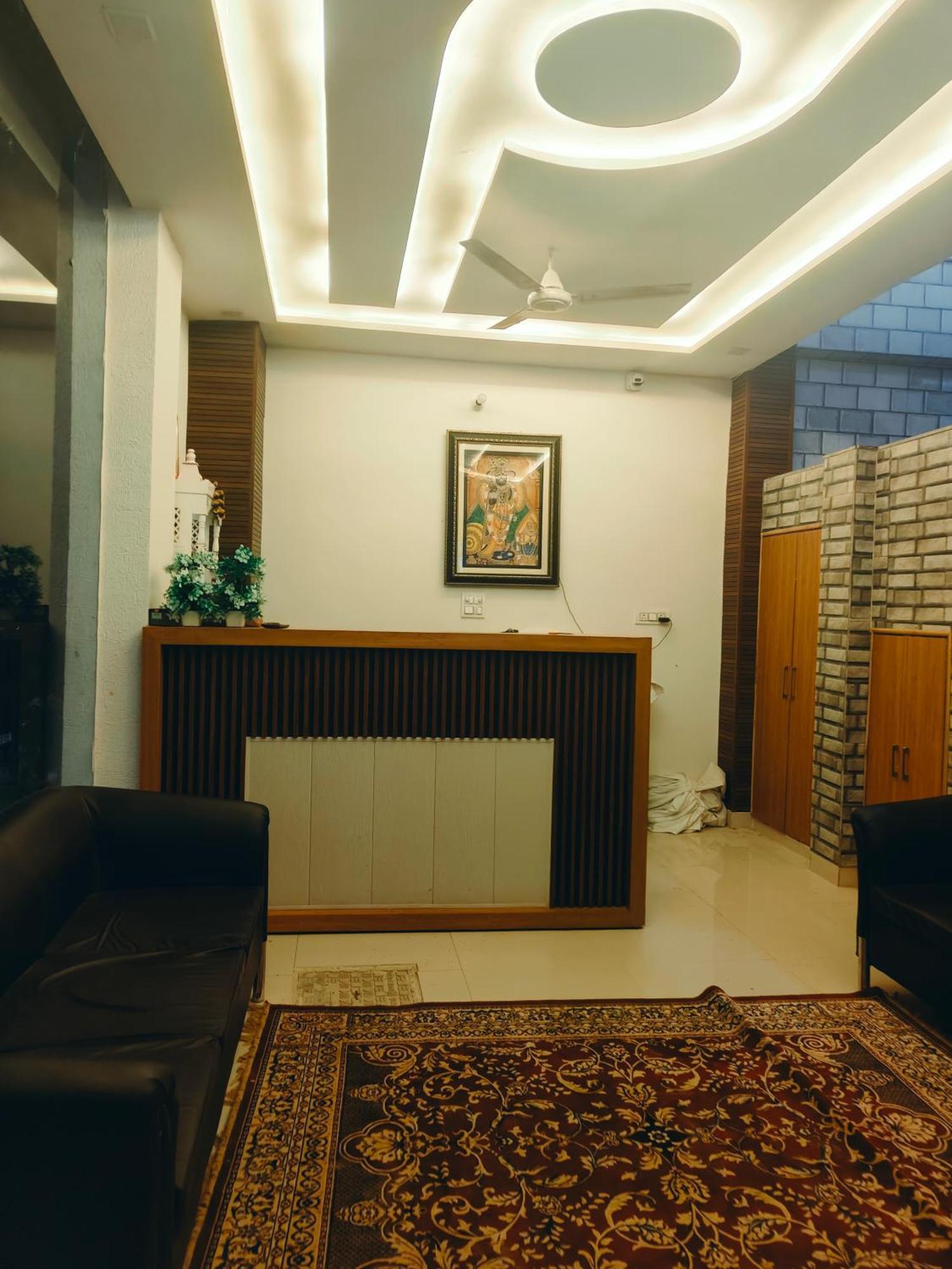 Ganga Palace -near Prem Mandir Hotel 3*